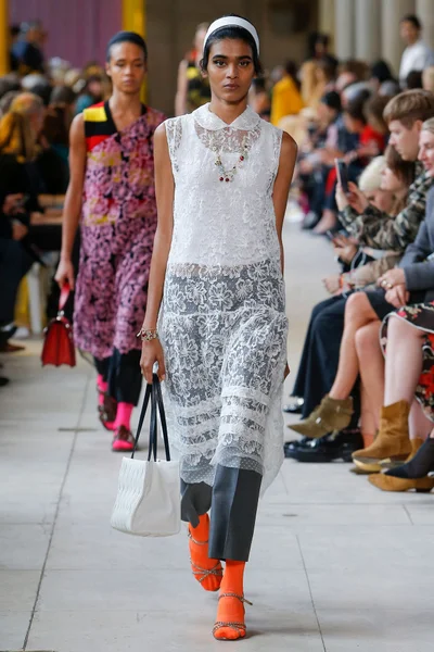 Look 10